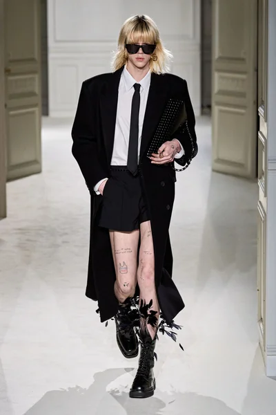 Look 10